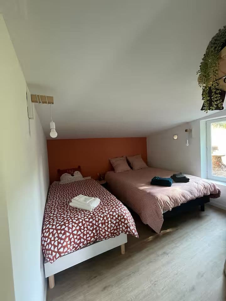 Chalet familial avec étang privé et grand jardin en Auvergne 