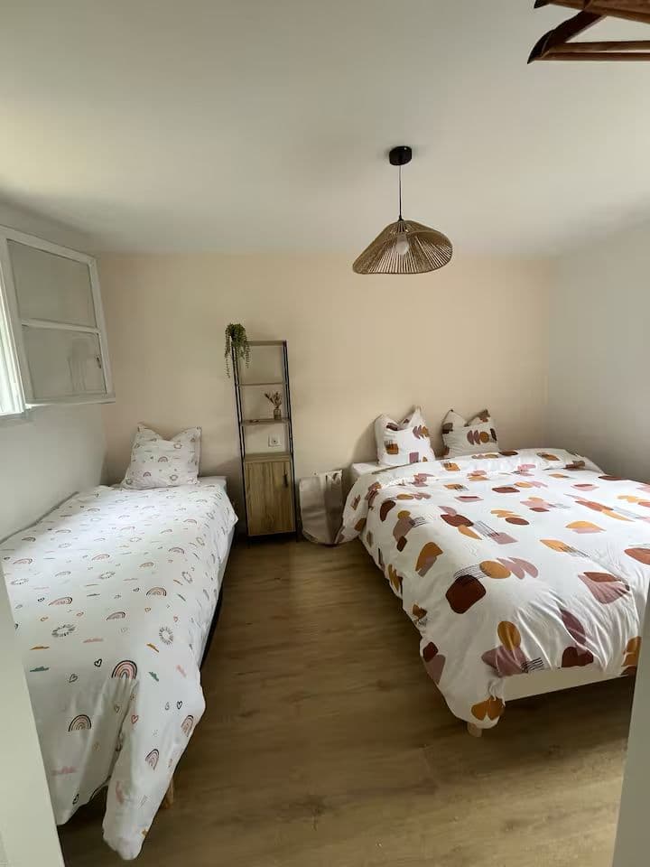 Chalet familial avec étang privé et grand jardin en Auvergne 