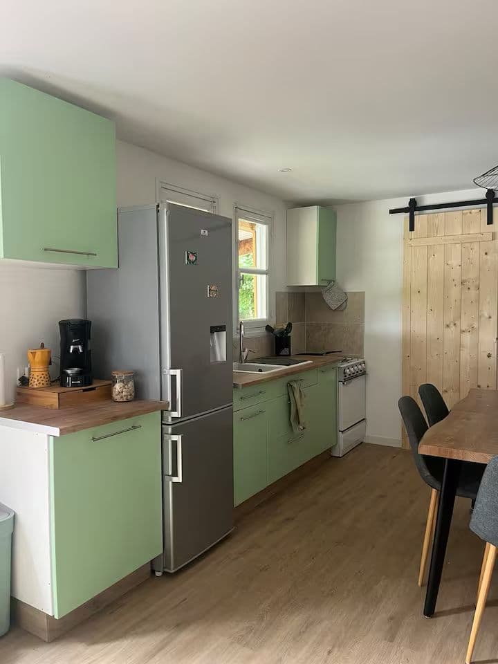 Chalet familial avec étang privé et grand jardin en Auvergne 