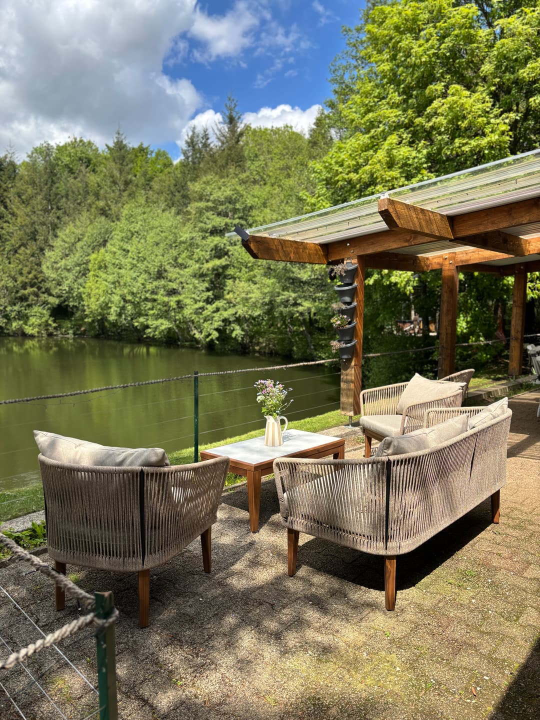 Chalet familial avec étang privé et grand jardin en Auvergne