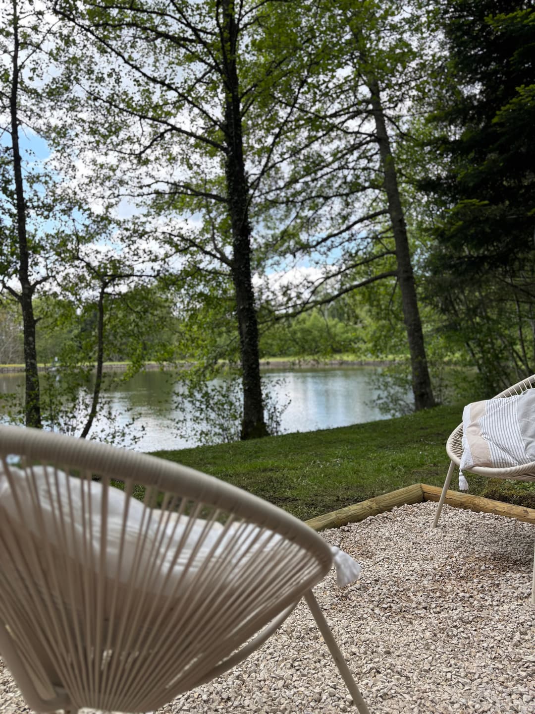 Chalet familial avec étang privé et grand jardin en Auvergne