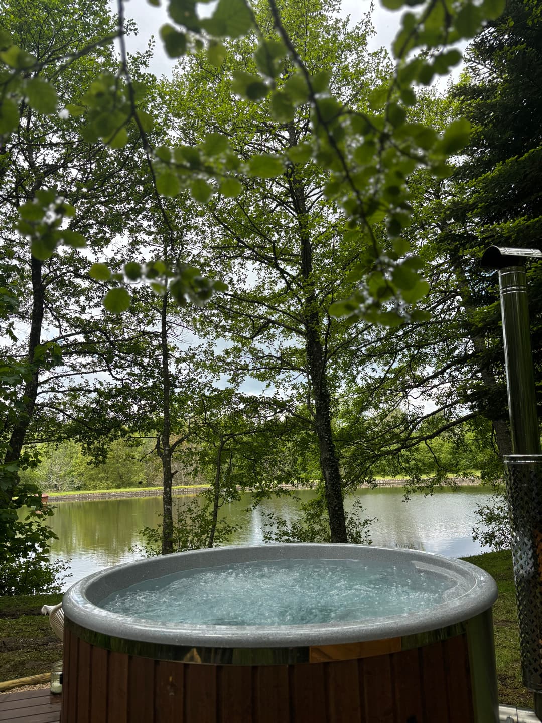 Chalet familial avec étang privé et grand jardin en Auvergne