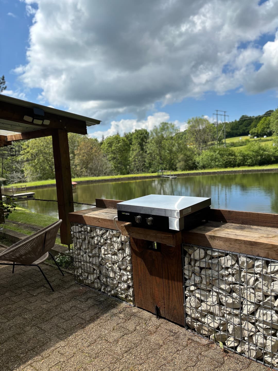 Chalet familial avec étang privé et grand jardin en Auvergne