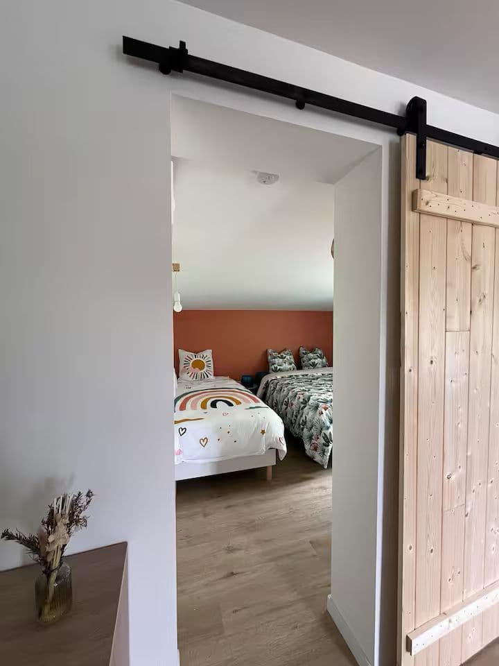 Chalet familial avec étang privé et grand jardin en Auvergne 