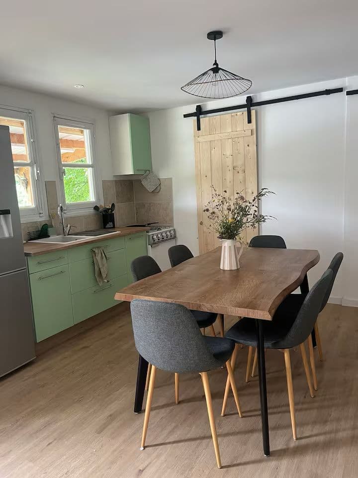 Chalet familial avec étang privé et grand jardin en Auvergne 