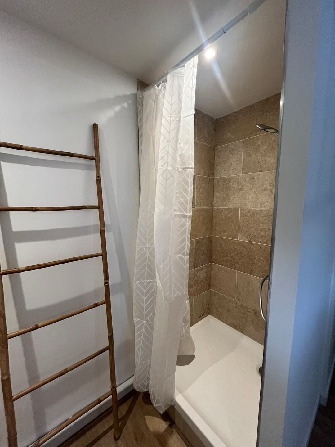 Chalet familial avec étang privé et grand jardin en Auvergne 