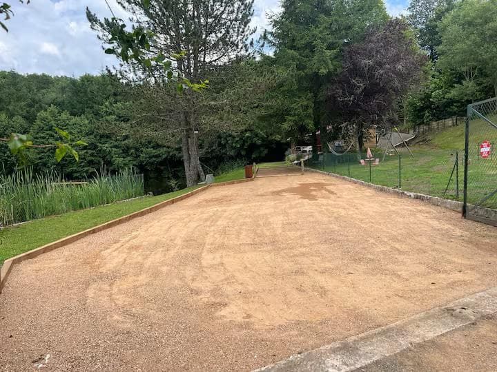 Chalet familial avec étang privé et grand jardin en Auvergne 