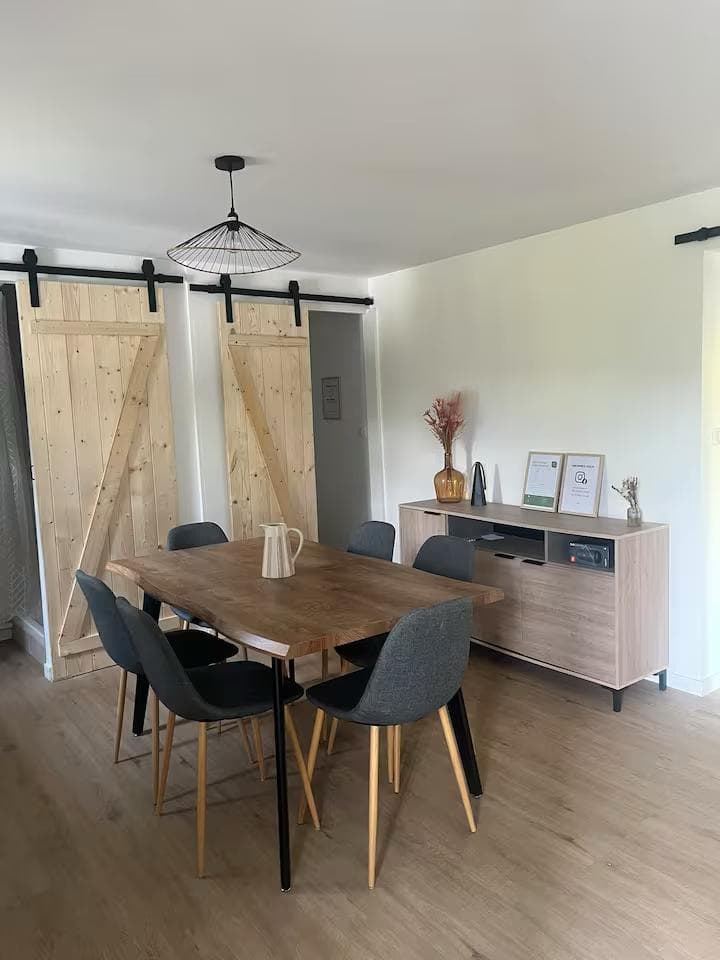 Chalet familial avec étang privé et grand jardin en Auvergne 