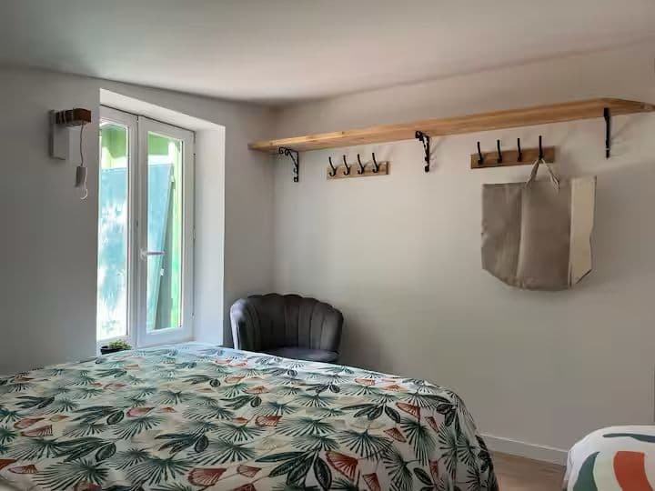 Chalet familial avec étang privé et grand jardin en Auvergne 