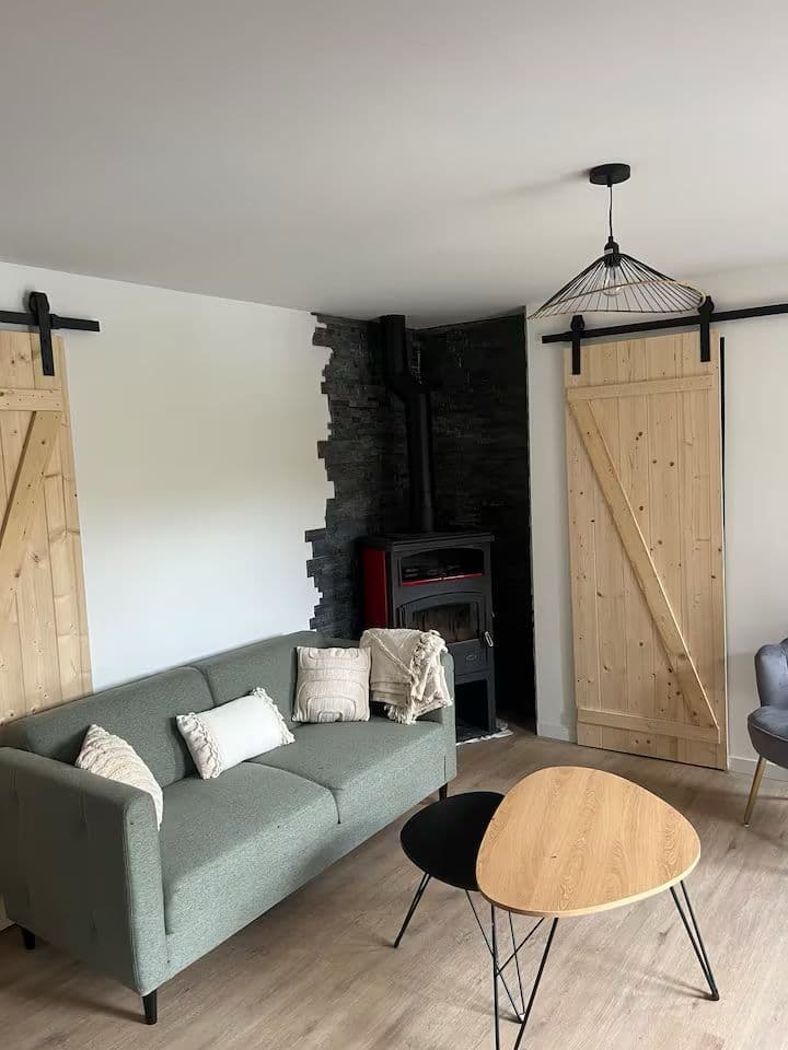 Chalet familial avec étang privé et grand jardin en Auvergne 