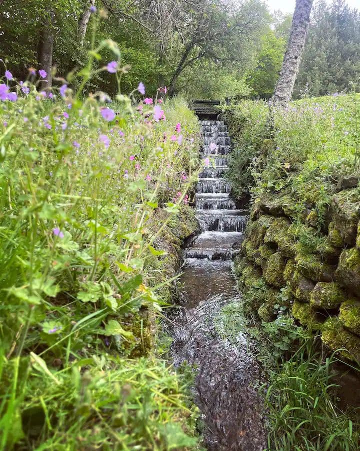 Chalet familial avec étang privé et grand jardin en Auvergne 