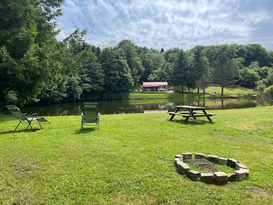 Chalet familial avec étang privé et grand jardin en Auvergne 