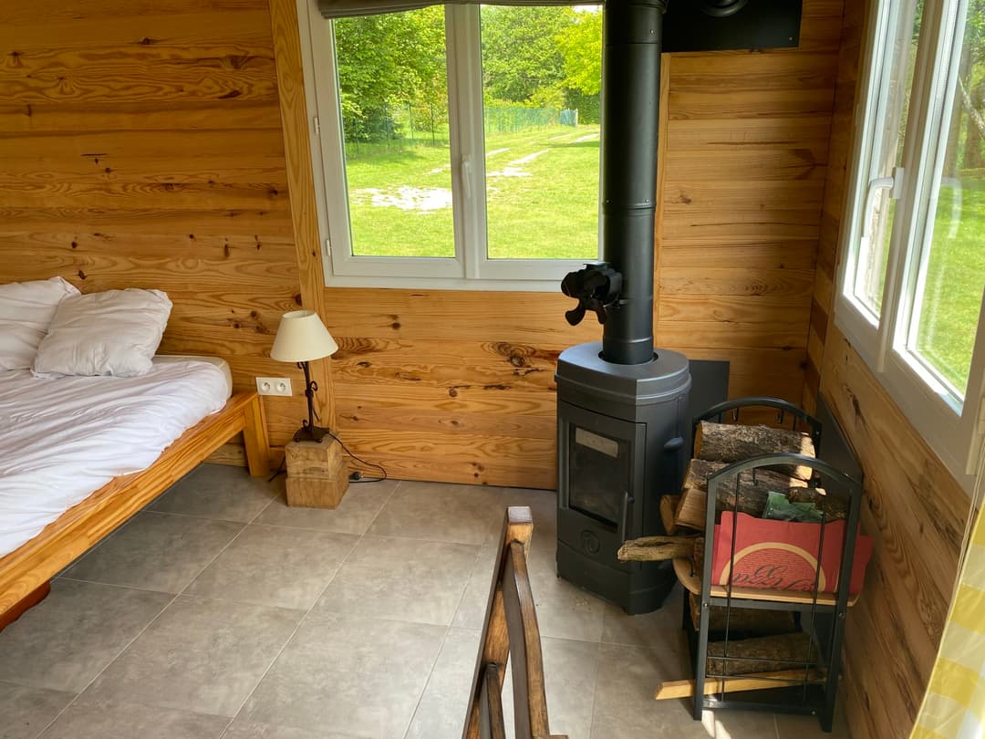 Chalet autonome avec vue sur jardin et étang privé 