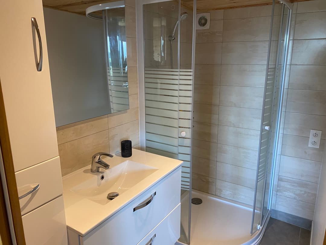 Chalet autonome avec vue sur jardin et étang privé 