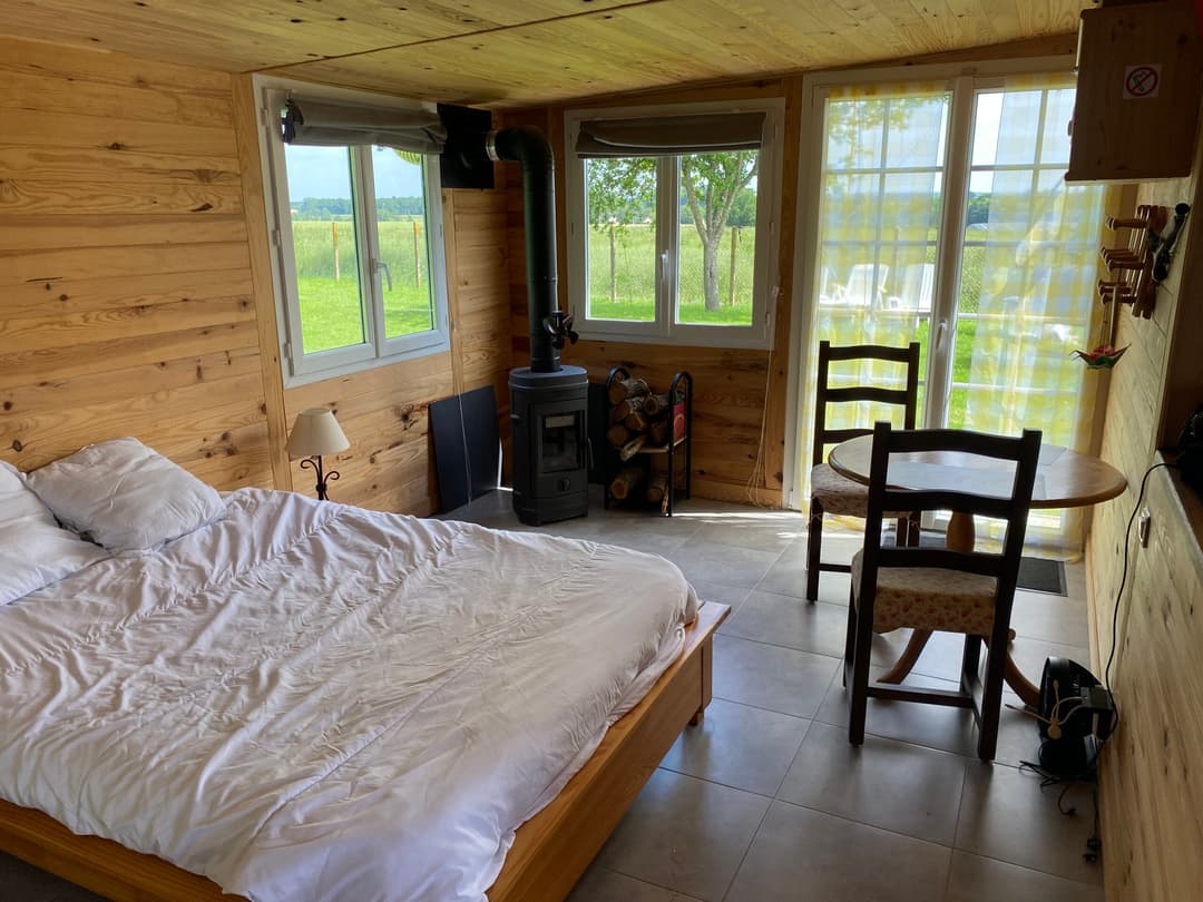 Chalet autonome avec vue sur jardin et étang privé 