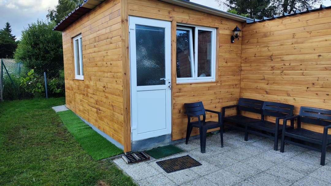 Chalet autonome avec vue sur jardin et étang privé 