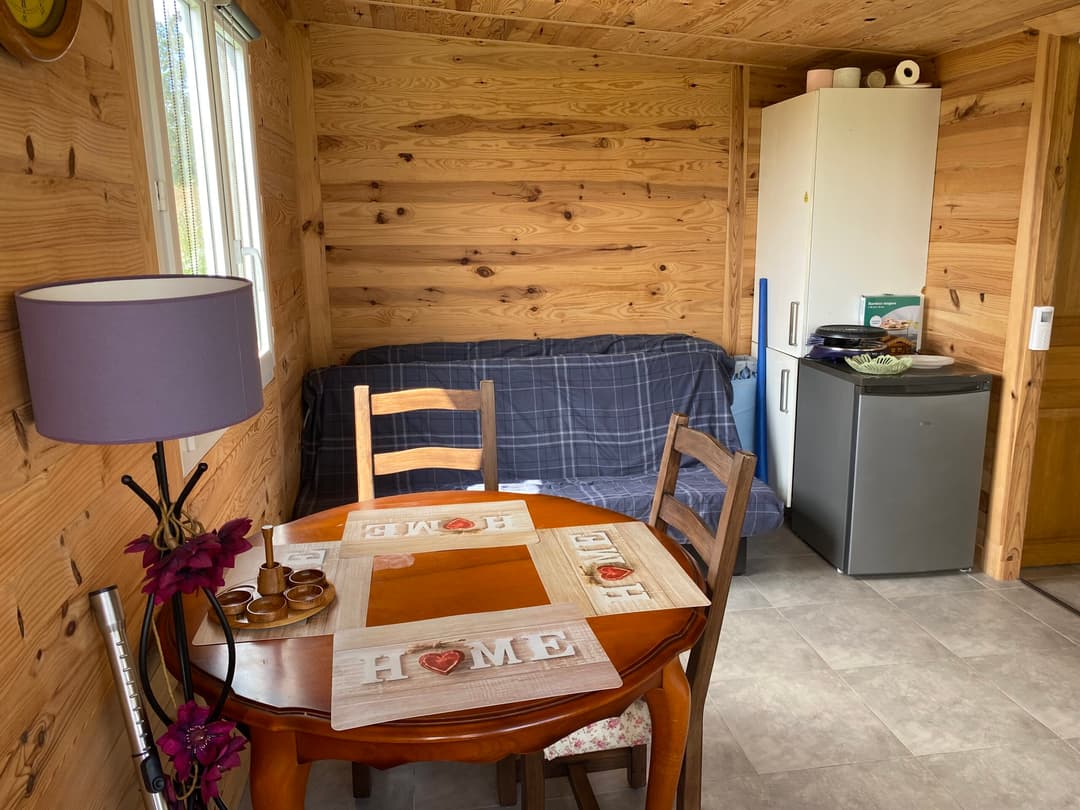 Chalet autonome avec vue sur jardin et étang privé 