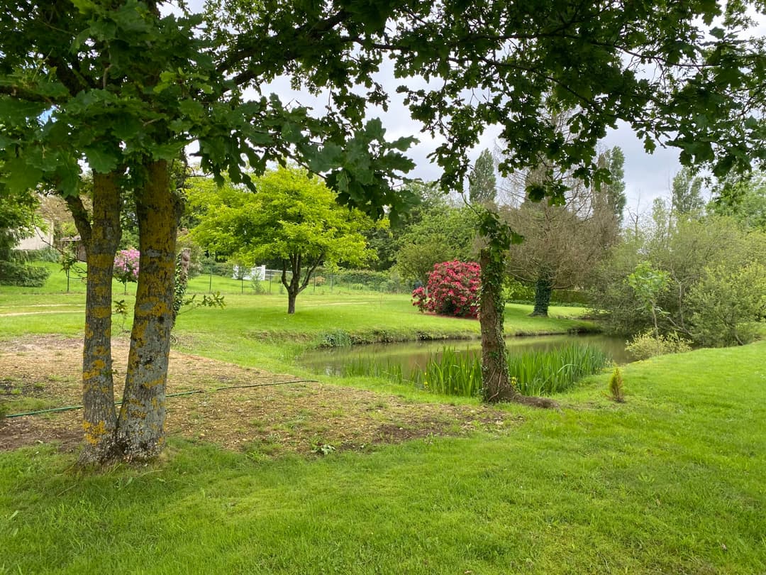Chalet autonome avec vue sur jardin et étang privé 