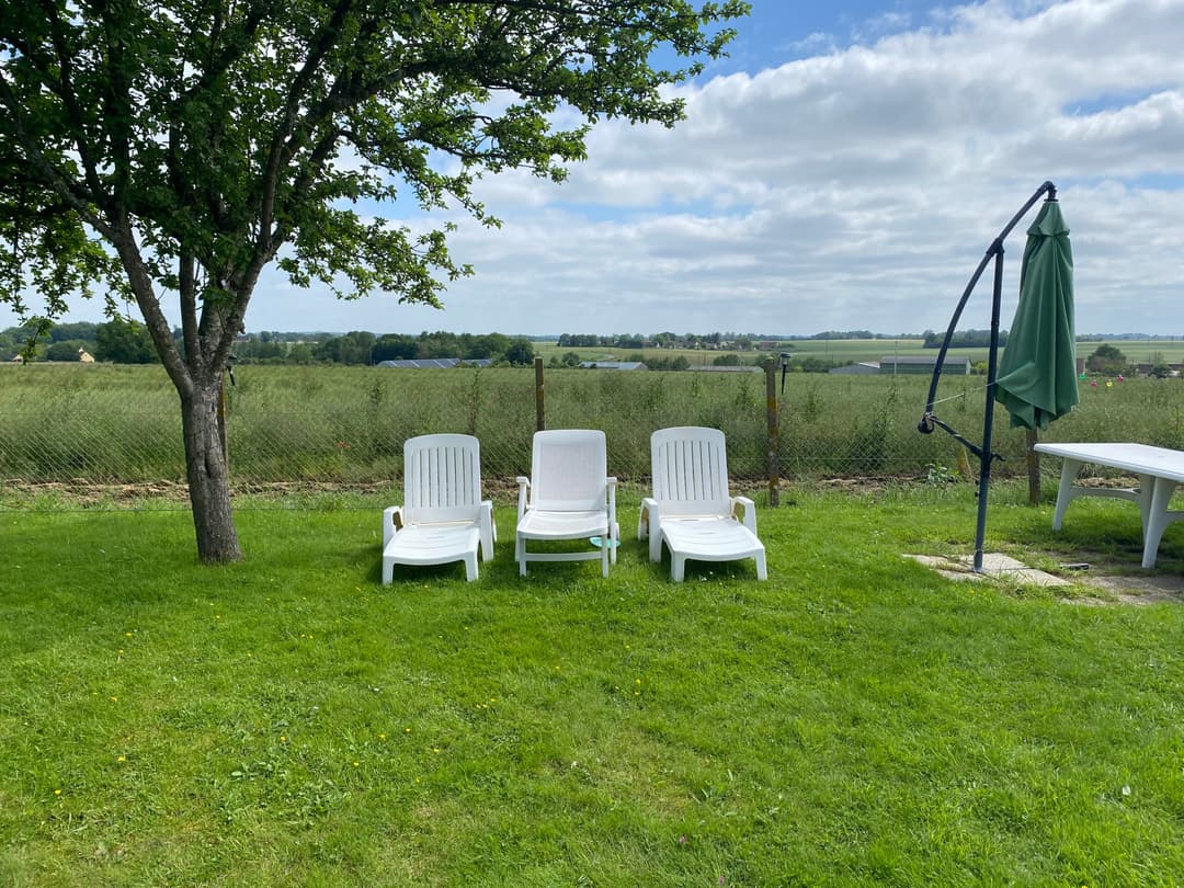 Chalet autonome avec vue sur jardin et étang privé 