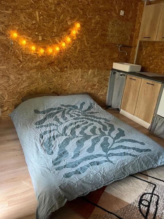 Cabane au bord d'un étang en Haute-Loire 