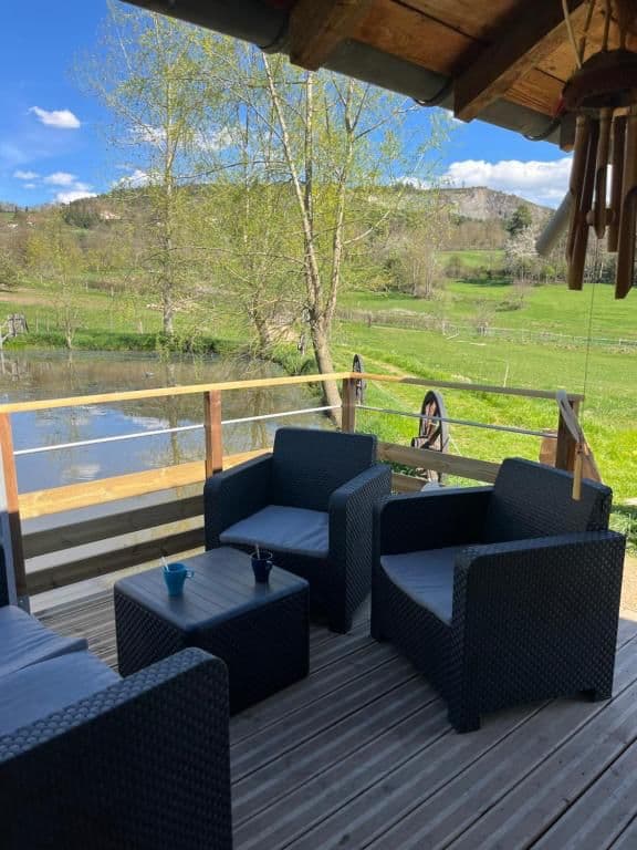 Cabane au bord d'un étang en Haute-Loire 