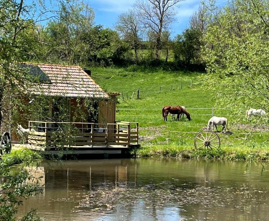 Cabane au bord d'un étang en Haute-Loire 