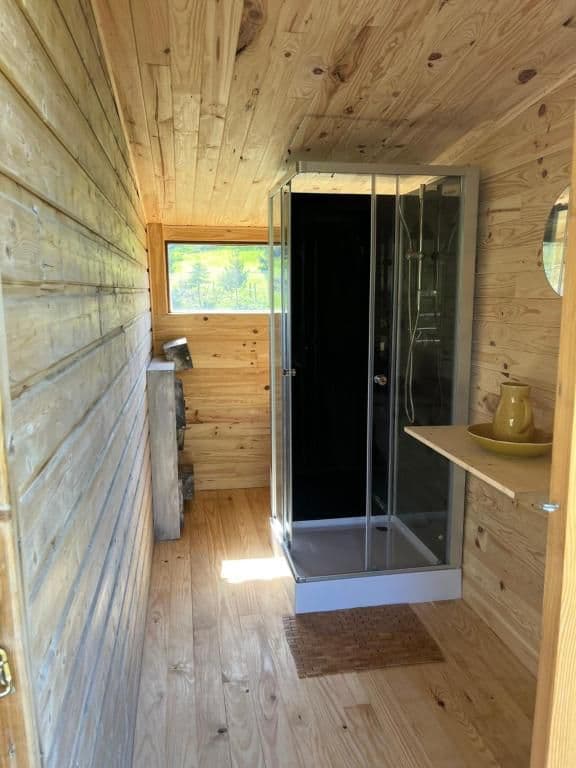 Cabane au bord d'un étang en Haute-Loire 