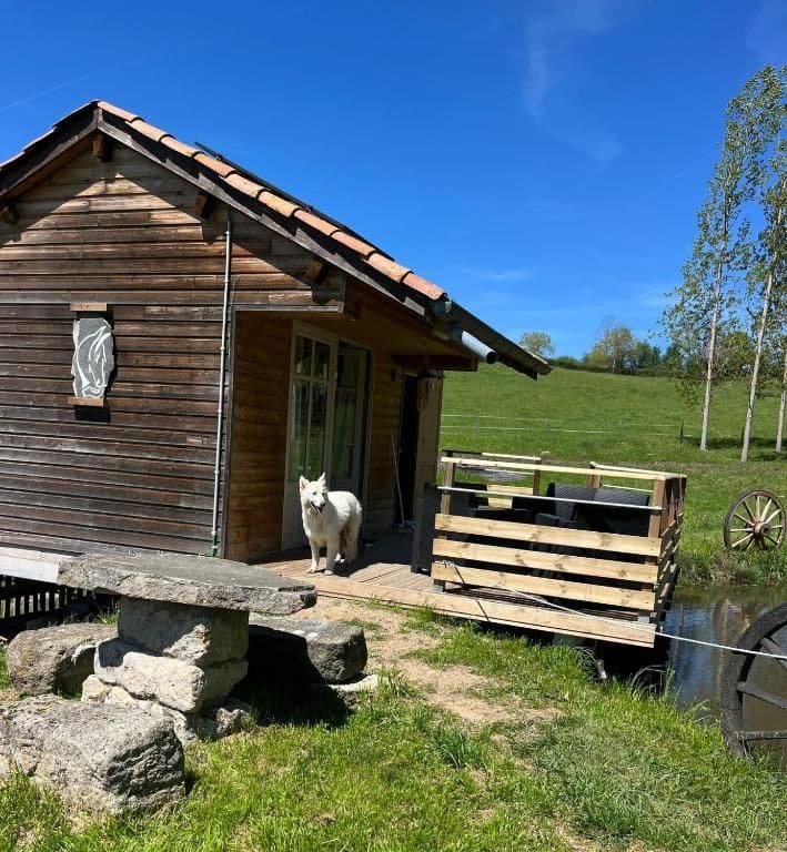 Cabane au bord d'un étang en Haute-Loire 