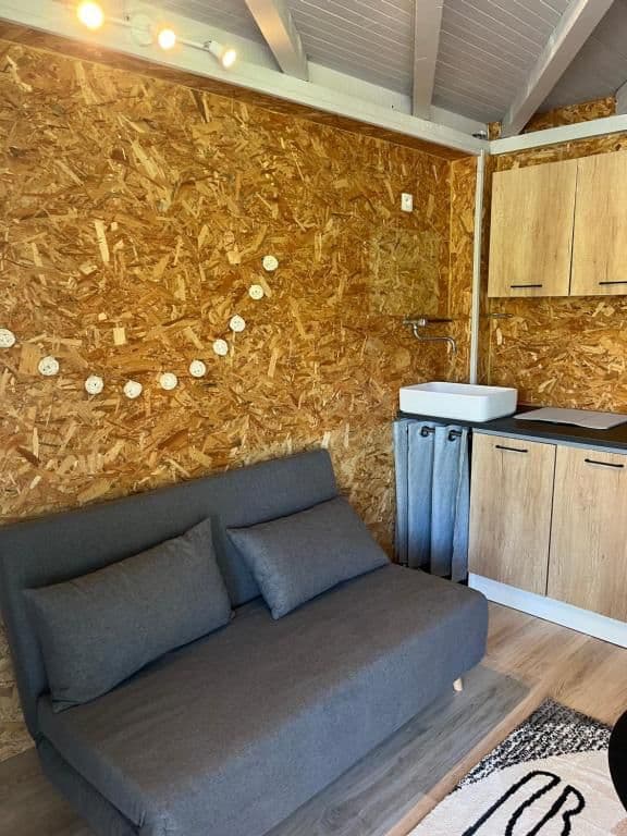 Cabane au bord d'un étang en Haute-Loire 