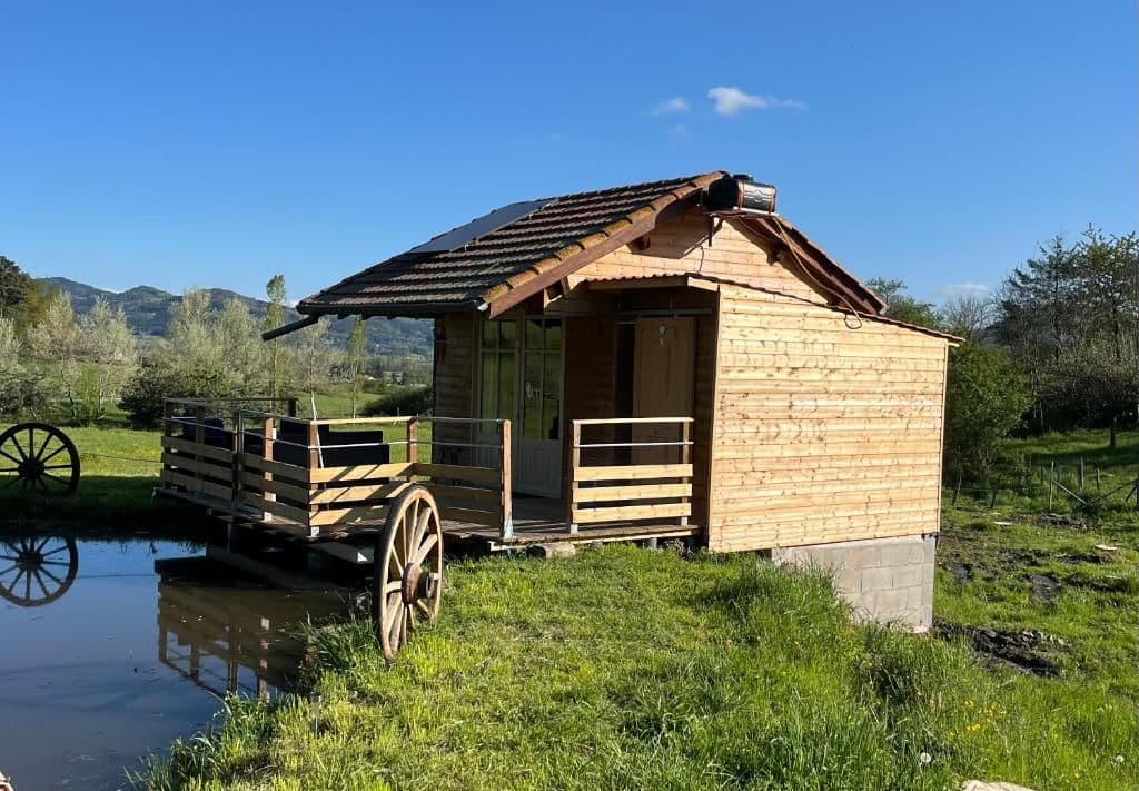 Cabane au bord d'un étang en Haute-Loire 