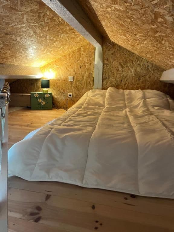 Cabane au bord d'un étang en Haute-Loire 
