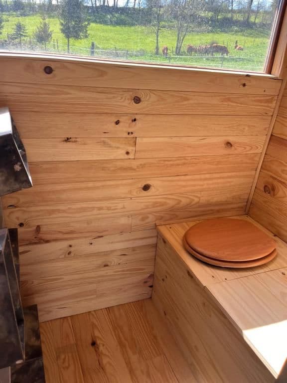 Cabane au bord d'un étang en Haute-Loire 