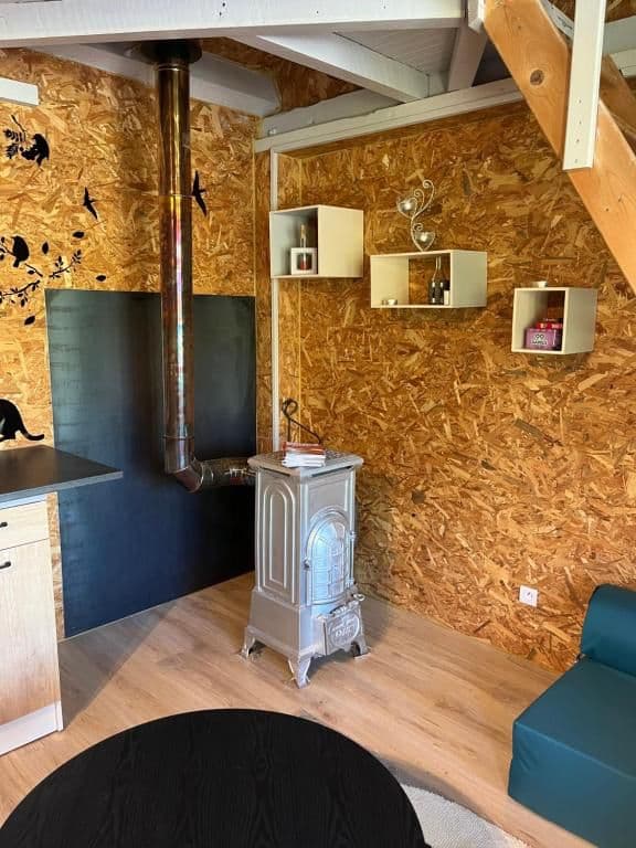 Cabane au bord d'un étang en Haute-Loire 