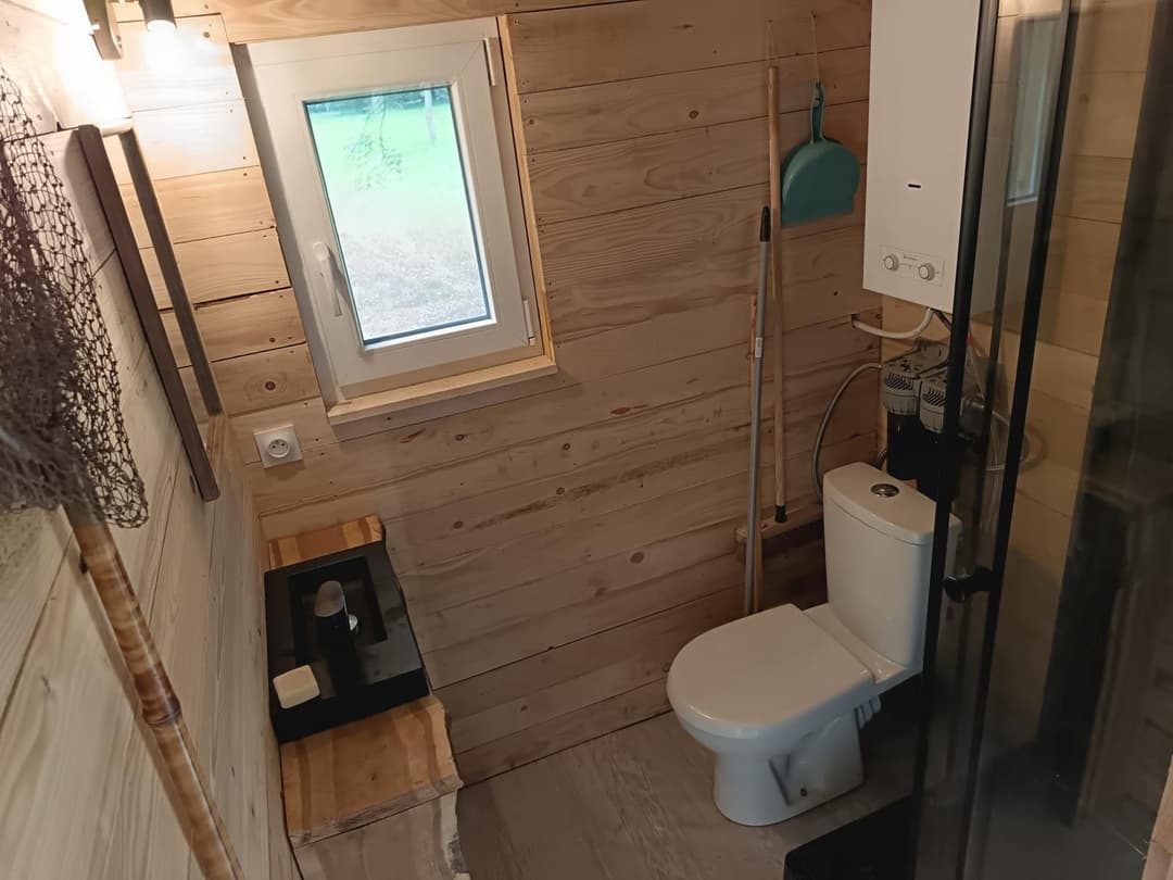 Cabane tout équipée et ces étangs de 4ha et 1ha 