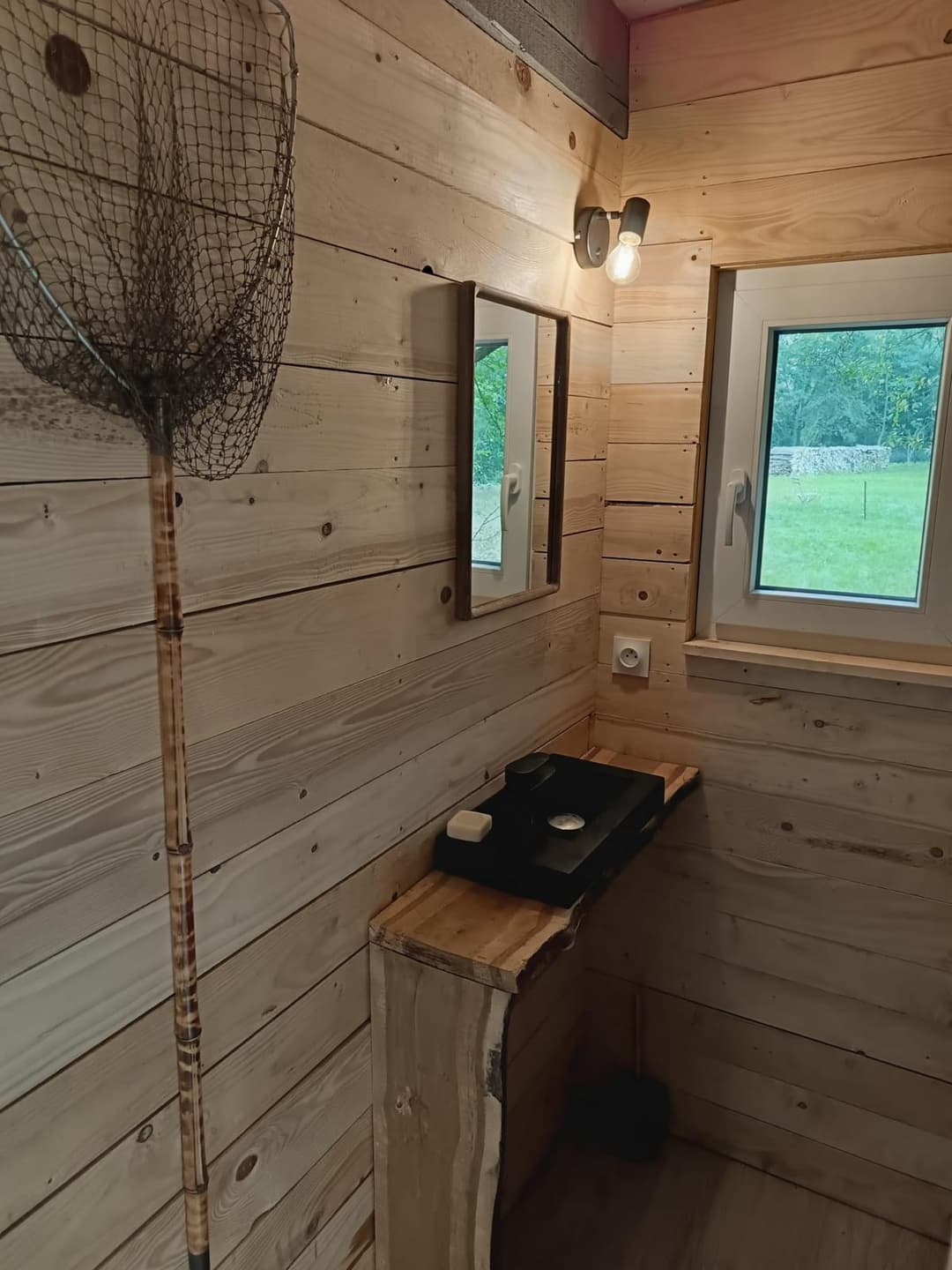 Cabane tout équipée et ces étangs de 4ha et 1ha 