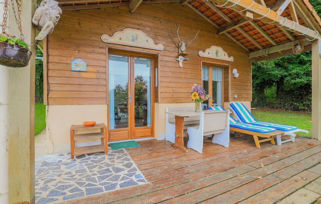 Chalet avec sa terrasse devant deux étangs 