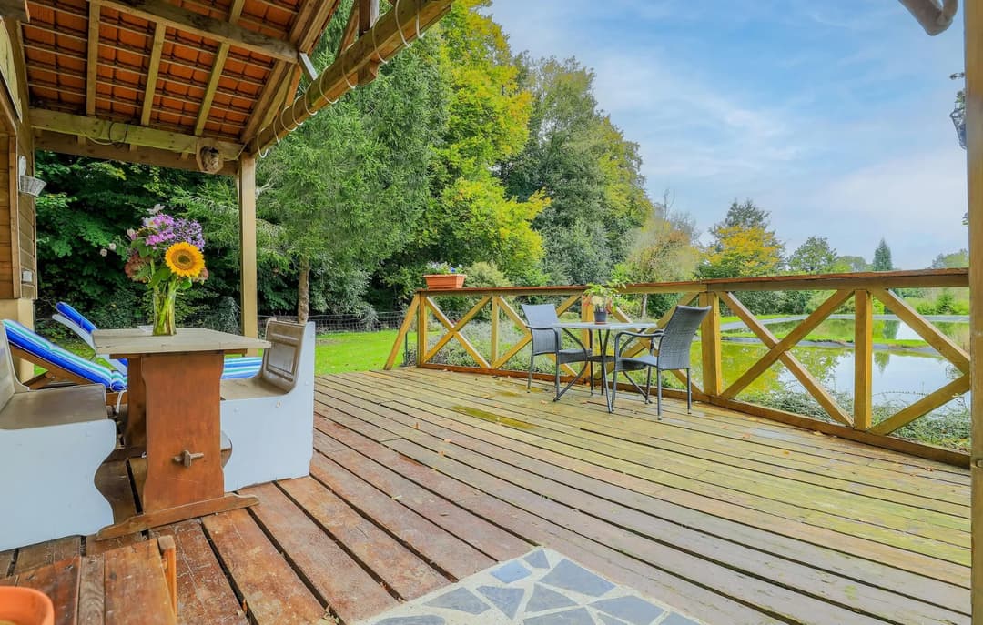 Chalet avec sa terrasse devant deux étangs 