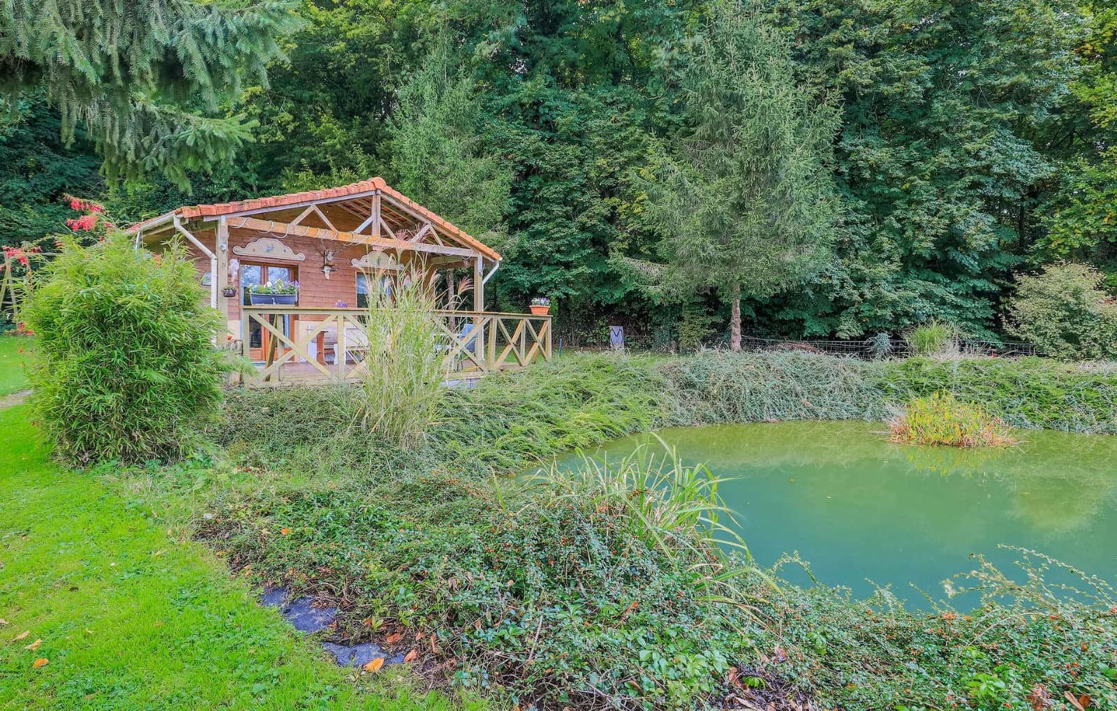 Chalet avec sa terrasse devant deux étangs 