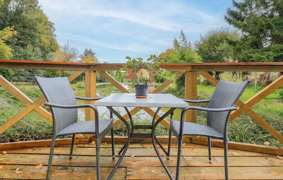Chalet avec sa terrasse devant deux étangs 