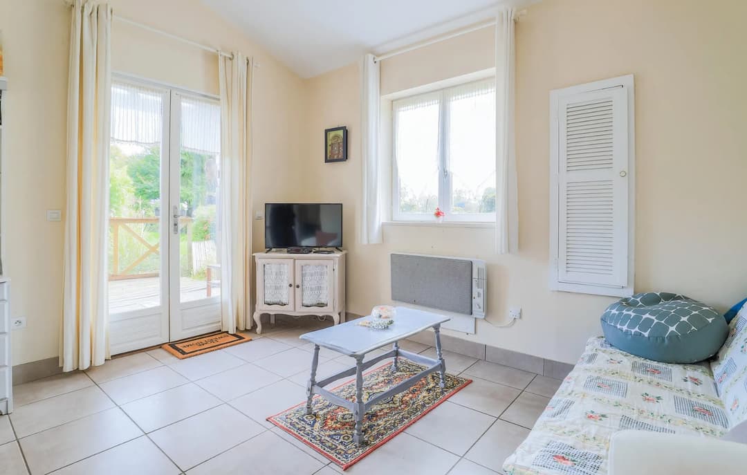 Chalet avec sa terrasse devant deux étangs 