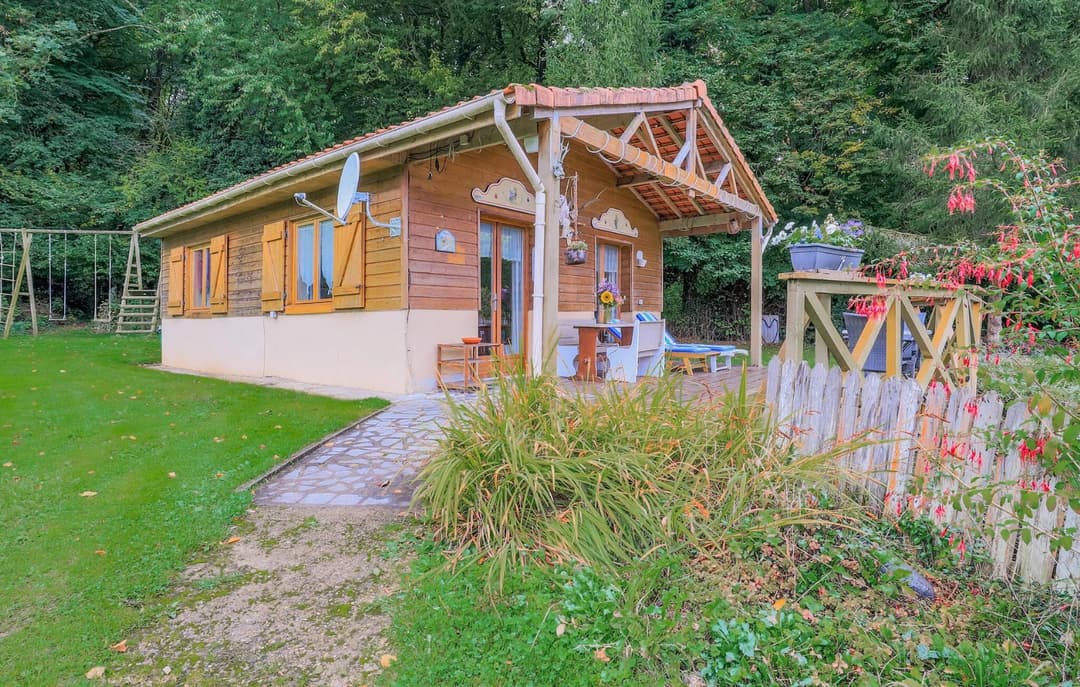 Chalet avec sa terrasse devant deux étangs 