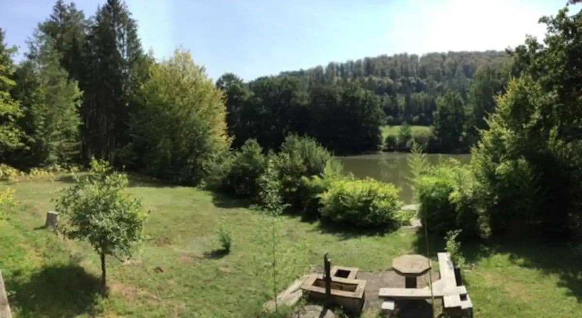 Chalet au bord d’un étang de 2ha  dans le parc naturel des vosges du nord 