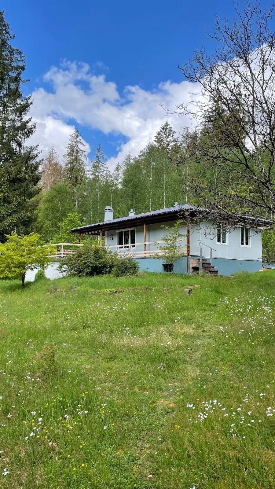 Chalet au bord d’un étang de 2ha  dans le parc naturel des vosges du nord 