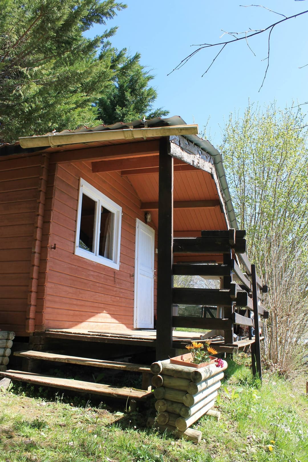 Cabane au coeur de la montagne et devant son étang privé 