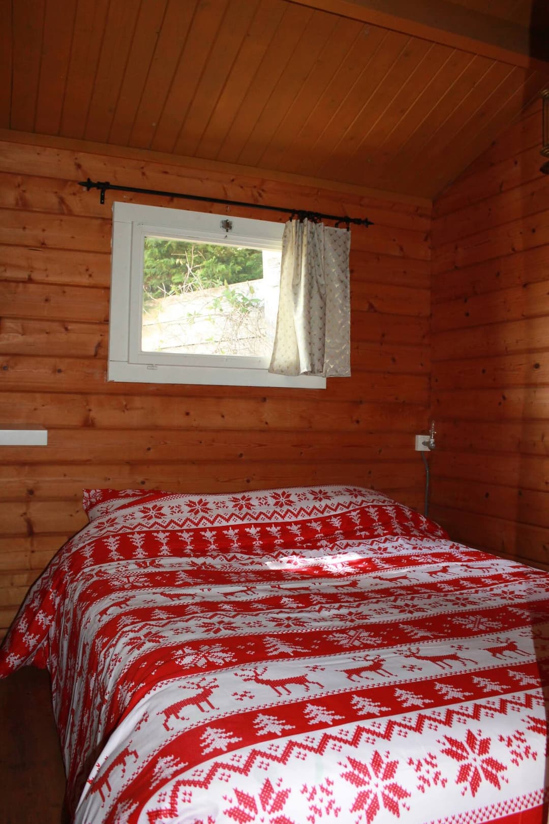 Cabane au coeur de la montagne et devant son étang privé 