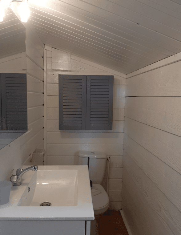 Cabane au coeur de la montagne et devant son étang privé 