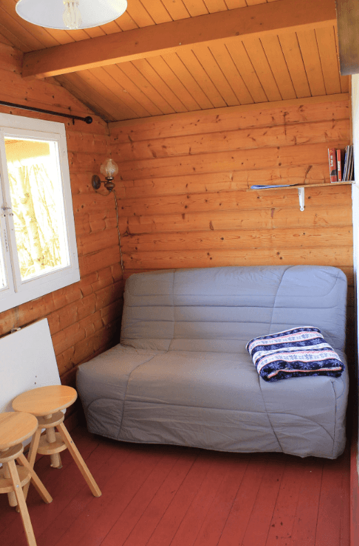 Cabane au coeur de la montagne et devant son étang privé 