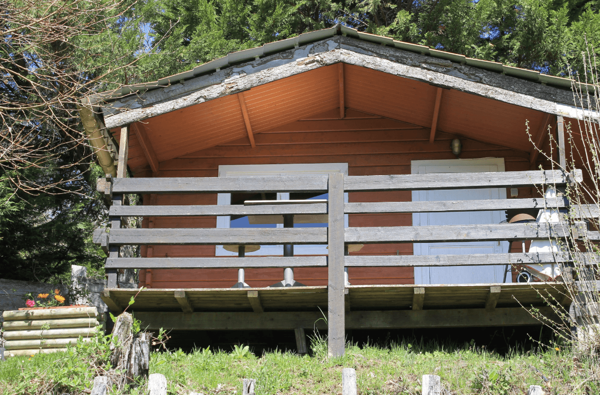 Cabane au coeur de la montagne et devant son étang privé 