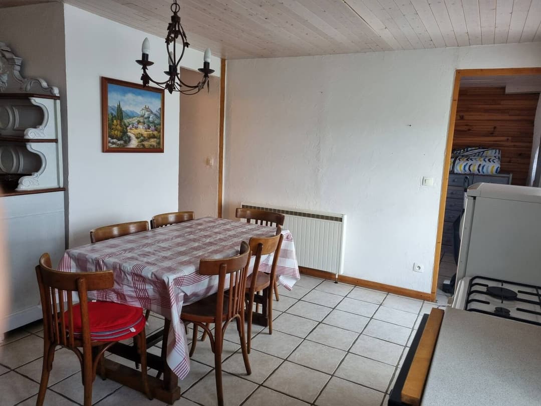 Maison de montagne avec son lac privé 