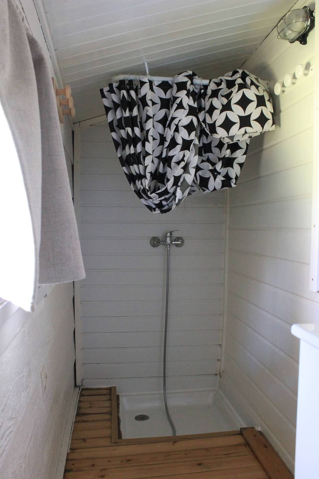 Cabane au coeur de la montagne et devant son étang privé 
